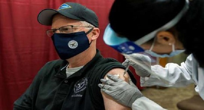 وزير الدفاع الأمريكي بالإنابة يتلقى لقاح كورونا
