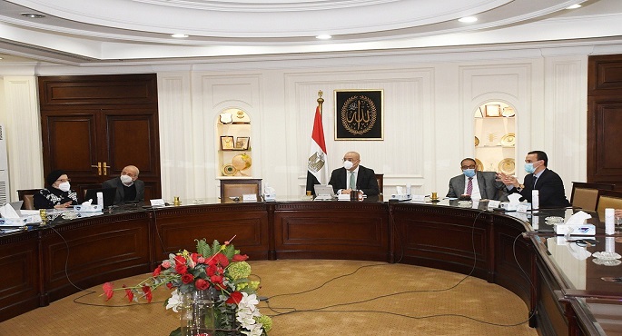 بالصور.. وزير الإسكان يطالب بسرعة إعداد دراسة مرورية كاملة وشاملة لمنطقة وسط البلد
