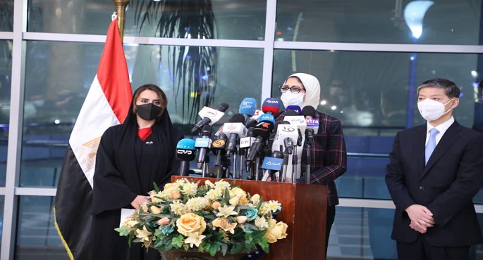 بالفيديو والصور.. وزيرة الصحة بعد استقبالها لقاح كورونا: الرئيس حريص على صحة المواطن.. ومصر الأولى بإفريقيا تحصل على اللقاح