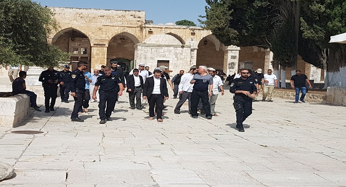 عشرات المستوطنين الإسرائيليين يقتحمون باحات المسجد الأقصى بحماية شرطة الاحتلال