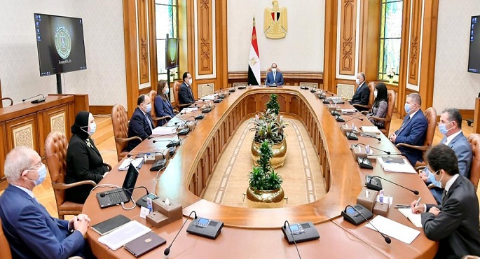 الرئيس السيسي يستعرض مع المجموعة الوزارية الاقتصادية منطقة قناة السويس ورقمنة النظام المصرفي