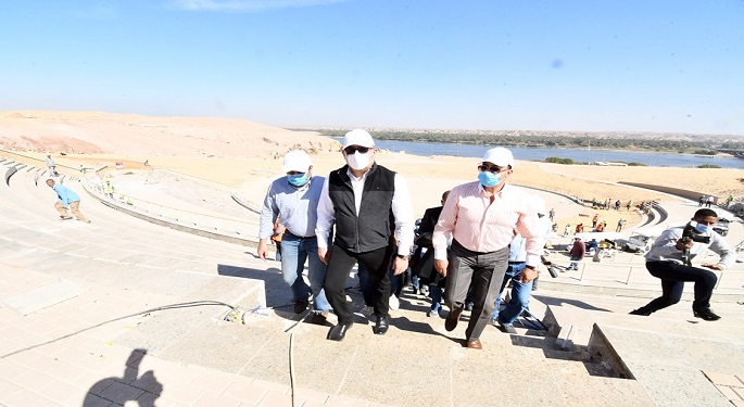 بالصور.. وزير الإسكان يتفقد مشروعات الشريط النهري السياحي ومحطة مياه جبل شيشة بأسوان
