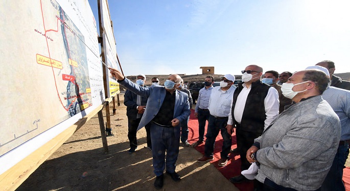 بالصور.. وزير الإسكان يختتم جولته الموسعة بأسوان بتفقد مشروع إنشاء الطريق الإقليمي الشرقي