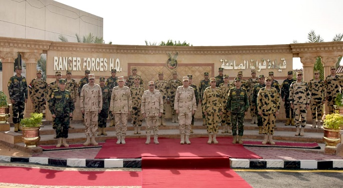 بالفيديو.. وزير الدفاع يلتقي عدداً من مقاتلي قوات الصاعقة والمظلات