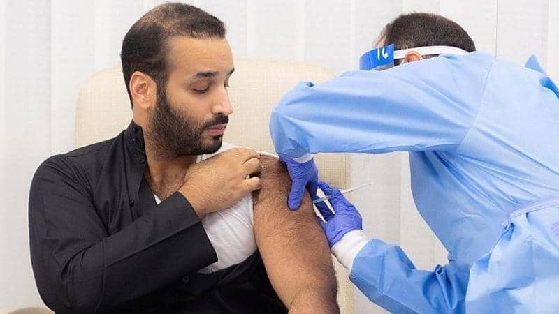 ولي العهد السعودي يتلقى الجرعة الأولى من لقاح كورونا
