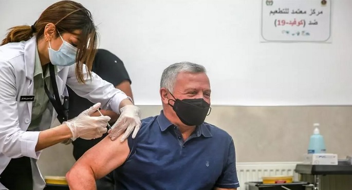 العاهل الأردني وولي عهده تلقيا اللقاح ضد فيروس كورونا