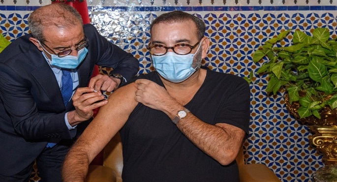 ملك المغرب يطلق حملة التلقيح ضد كورونا ويتلقى الجرعة الأولى