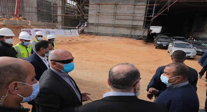 بالصور.. وزير النقل يتفقد  مشروع القطار الكهربائي LRT  ويتابع أعمال الإنشاء بجسر المشروع