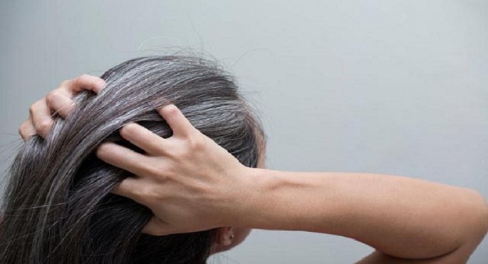 وصفات طبيعية للتخلص من الشعر الأبيض المبكر