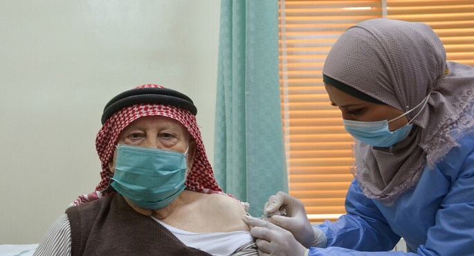 مفوضية اللاجئين تناشد الدول البدء بإعطاء لقاح كورونا للاجئين على غرار الأردن