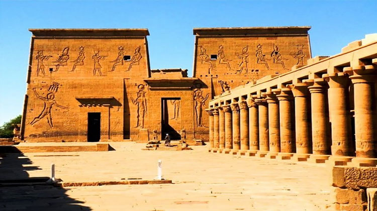 وزير السياحة والآثار ومحافظ أسوان يفتتحان أعمال ترميم “معبد إيزيس”