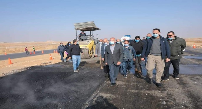 بالصور .. وزير النقل يتابع الأعمال النهائية للمرحلة الأولى وأعمال تنفيذ المرحلة الثانية من طريق الصعيد الصحراوي الغربي