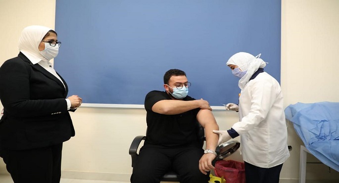 بالفيديو والصور.. وزيرة الصحة تشهد تلقي أولى جرعات لقاح فيروس كورونا للأطقم الطبية من داخل مستشفى أبوخليفة للعزل بالإسماعيلية