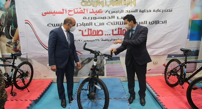 بالصور.. وزير الشباب والرياضة يسلم دراجات المرحلة الثالثة من مبادرة “دراجتك.. صحتك”