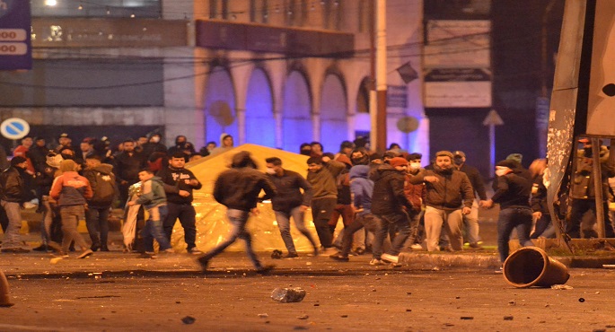 إصابة نحو 30 شخصا إثر مواجهات بين الأمن اللبناني ومحتجين على قرار الحجر الصحي العام في طربلس