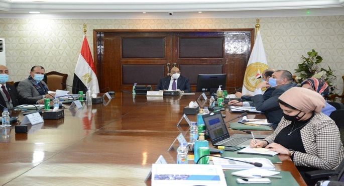 بالصور .. وزير التنمية المحلية و9 محافظين يبحثون مشروع الـ 33 قرية المستحدثة