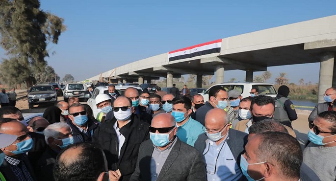 بالصور.. وزير النقل يتابع أعمال تنفيذ المرحلة الاولى من محور ديروط على النيل بمحافظة أسيوط