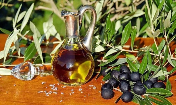 فوائد زيت الزيتون منها الوقاية من السرطان والزهايمر