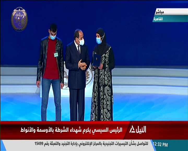 الرئيس السيسي يكرم أسماء شهداء الشرطة ويمنح أنواط الامتياز لعدد من الضباط