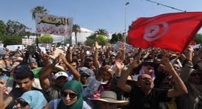 الصراع على السلطة في تونس يهدد باندلاع احتجاجات في الشارع