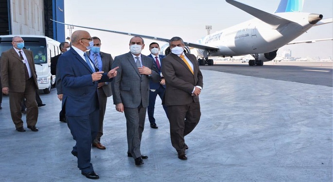 بالصور.. جولة تفقدية لوزير الطيران المدني بمطار القاهرة الدولي