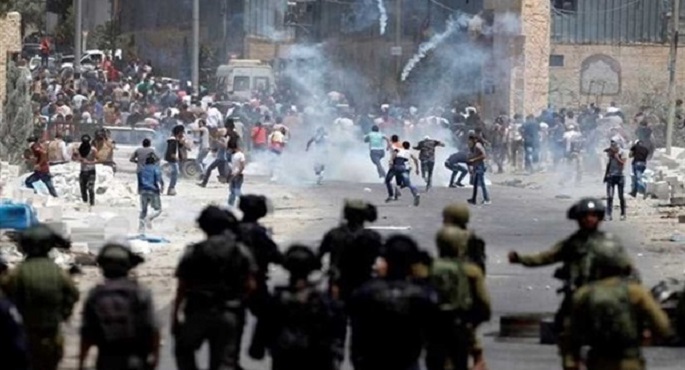 عشرات الإصابات للفلسطينيين بالاختناق خلال مواجهات مع قوات الاحتلال في الخليل والبيرة