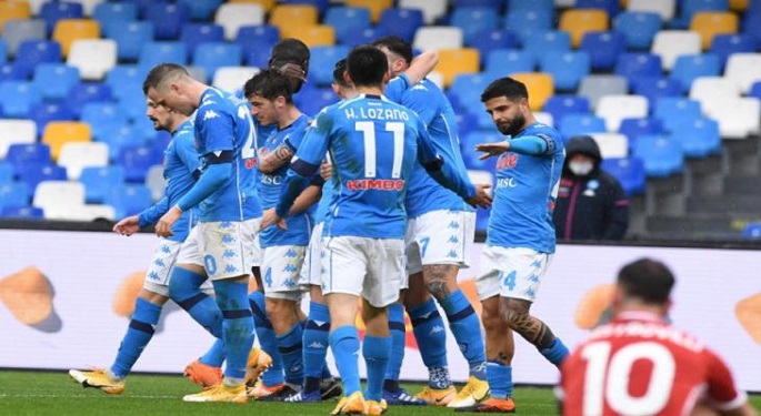 نابولي يكتسح فيورنتينا بسداسية نظيفة ويتقدم للمركز الثالث في الدوري الإيطالي