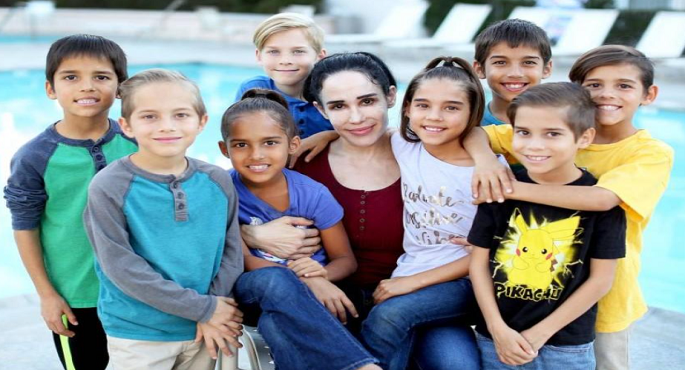 أمريكية تحتفل بعيد ميلاد توائمها الثمانية !!