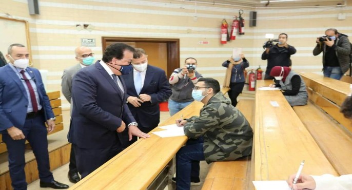بالصور .. وزير التعليم العالي يتابع انتظام لجان الامتحانات واستئناف الدراسة بجامعتي القاهرة وعين شمس