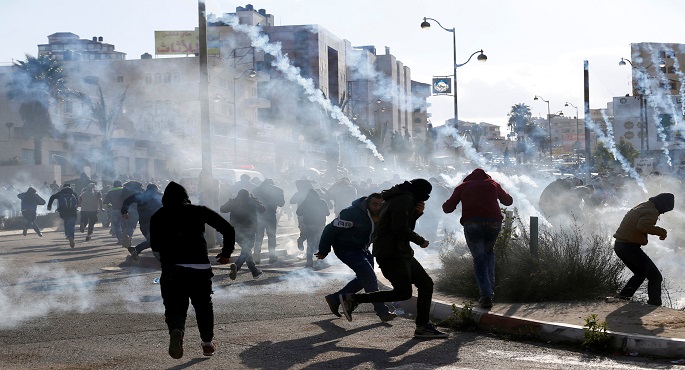 إصابة عشرات الفلسطينيين بالاختناق إثر قمع الاحتلال مسيرة منددة بالاستيطان