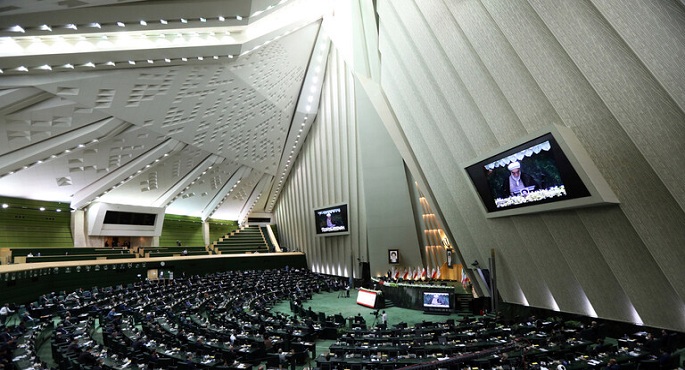البرلمان الإيراني يصوت بالإجماع لرفض اتفاق روحاني مع الوكالة الدولية للطاقة الذرية
