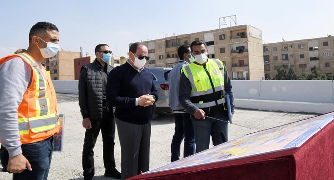 بالفيديو والصور.. الرئيس السيسي يتفقد أعمال تطوير الطرق والمحاور بشرق القاهرة ويوجه بسرعة إنجازها
