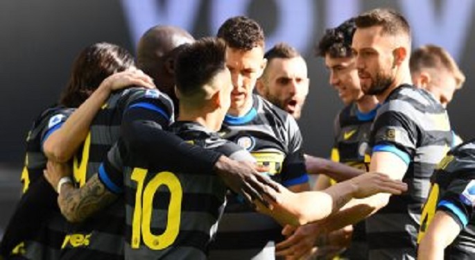 إنتر ميلان يتخطى جنوى بثلاثية ويعزز صدارته للدوري الإيطالي