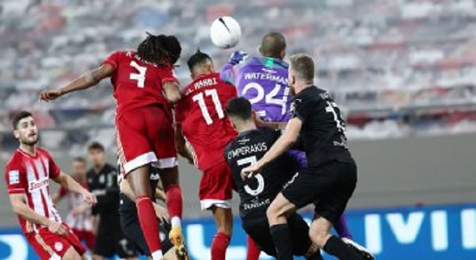 أولمبياكوس يعزز صدارته للدوري اليوناني بثلاثية في كريت بمشاركة كوكا