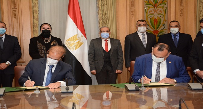 وزيرا التجارة والصناعة والإنتاج الحربي يشهدان توقيع اتفاقية في مجال تصنيع الأوتوبيسات الكهربائية