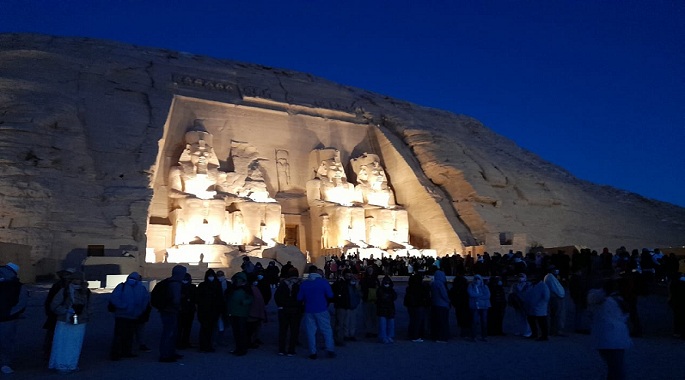 بالصور .. المئات يشهدون ظاهرة تعامد الشمس على تمثال رمسيس الثانى بمعبد أبو سمبل