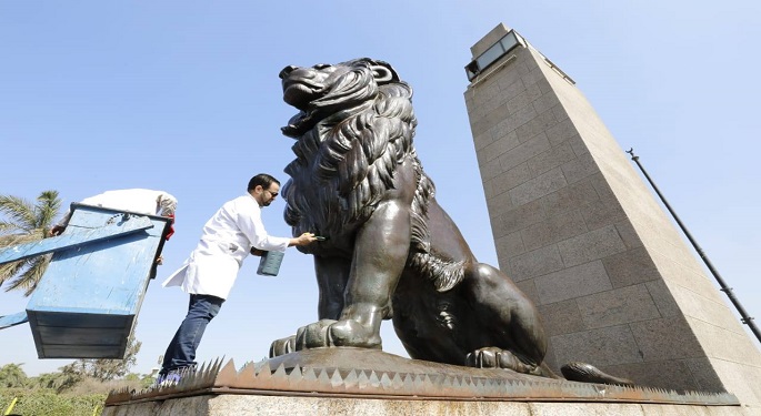 بالصور.. وزارة السياحة والآثار تطلق حملة موسعة لتنظيف وصيانة التماثيل بالميادين العامة