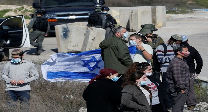 إصابة عدد من الفلسطينيين بالاختناق أثناء تصديهم لهجوم مستوطنين جنوب نابلس