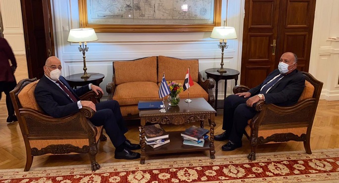 بالصور.. وزير الخارجية يلتقي نظيره اليوناني للتباحث حول دفع العلاقات الثنائية في مختلف المجالات