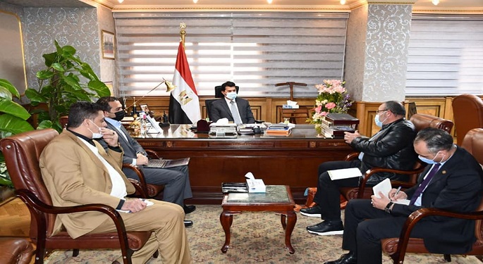 بالصور.. وزير الرياضة يبحث مع اتحاد الشراع ترتيبات بطولتي إفريقيا للأوبتمس والعالم للكايت سيرف