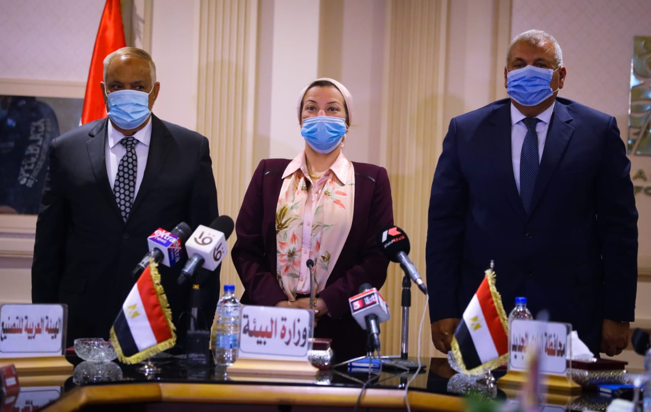 توقيع بروتوكول تعاون لإعادة تدوير مخلفات النخيل لإنتاج خشب MDF بمحافظة الوادى الجديد