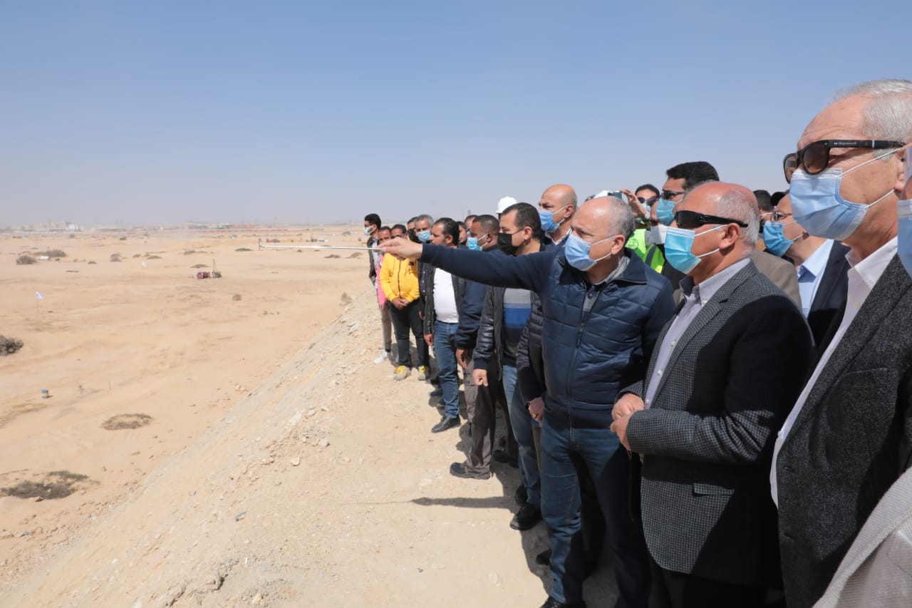 بالصور..وزير النقل يتفقد  أعمال إنشاء وتطوير ميناء السخنة
