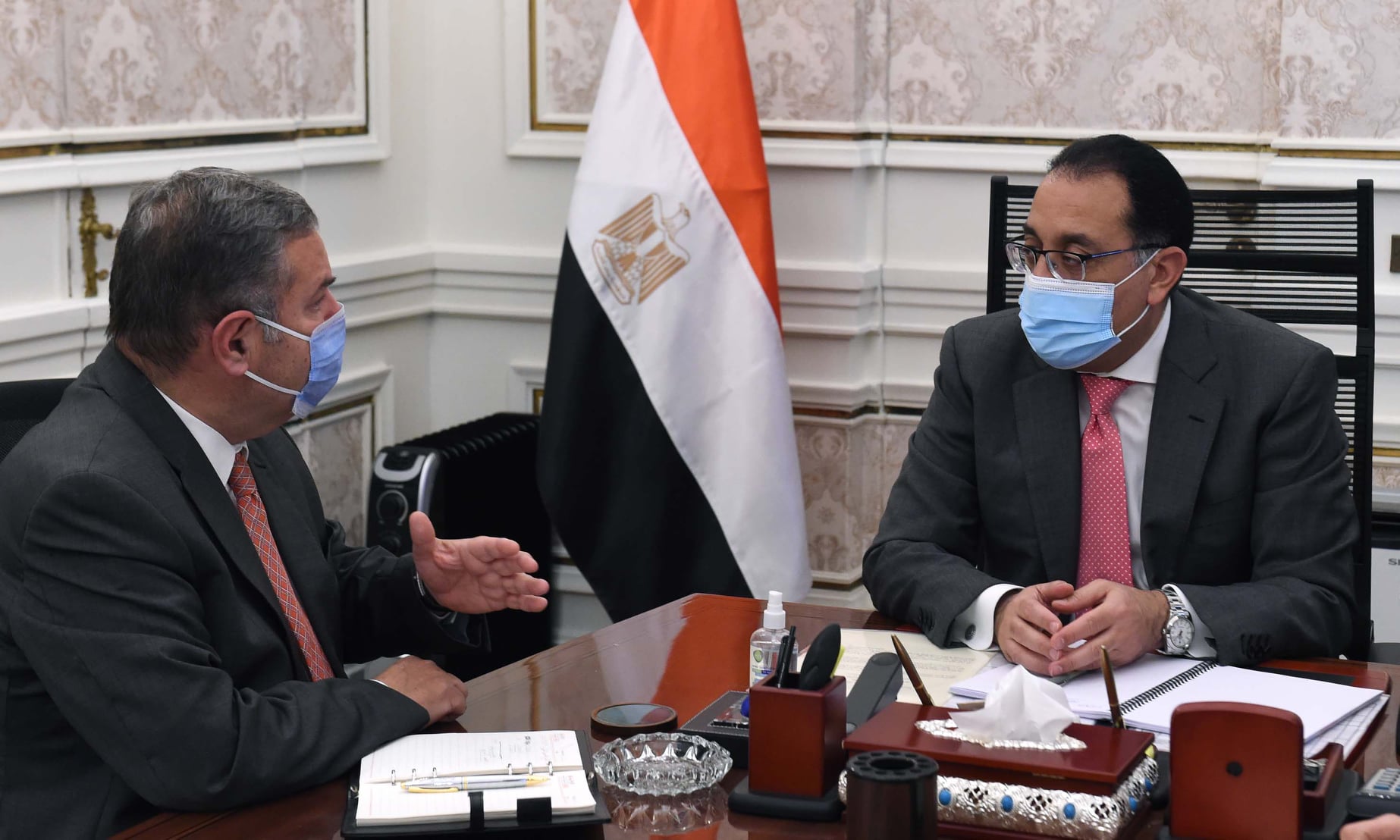 بالصور.. رئيس الوزراء يتابع مع وزير قطاع الأعمال ملفات عمل الوزارة