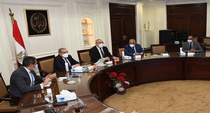 بالصور .. وزيرا الإسكان والإنتاج الحربى يبحثان إجراءات التصنيع المحلى لمستلزمات مبادرة “حياة كريمة”