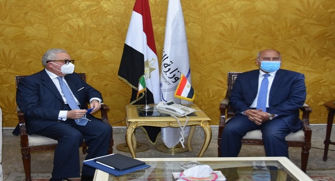 بالصور .. وزير النقل يبحث مع السفير الإيطالي تشغيل خطوط ملاحية منتظمة بين الموانيء المصرية والإيطالية