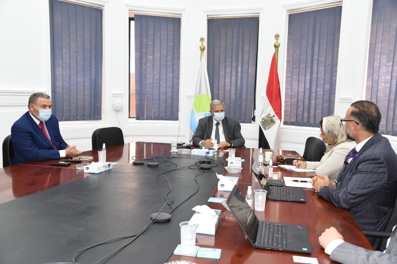 بالصور.. رئيس “القابضة للمياه” يبحث مع شركة إماراتية سبل التعاون فى مجال تحلية مياه البحر