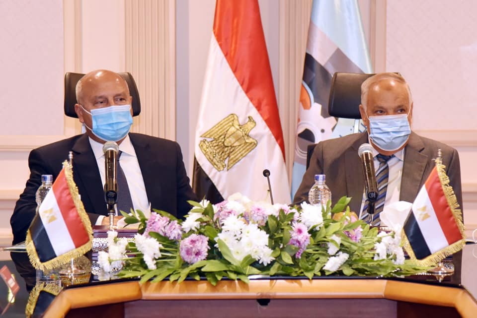 وزير النقل يبحث مع رئيس “العربية للتصنيع” الموقف التنفيذي للمشروعات المشتركة