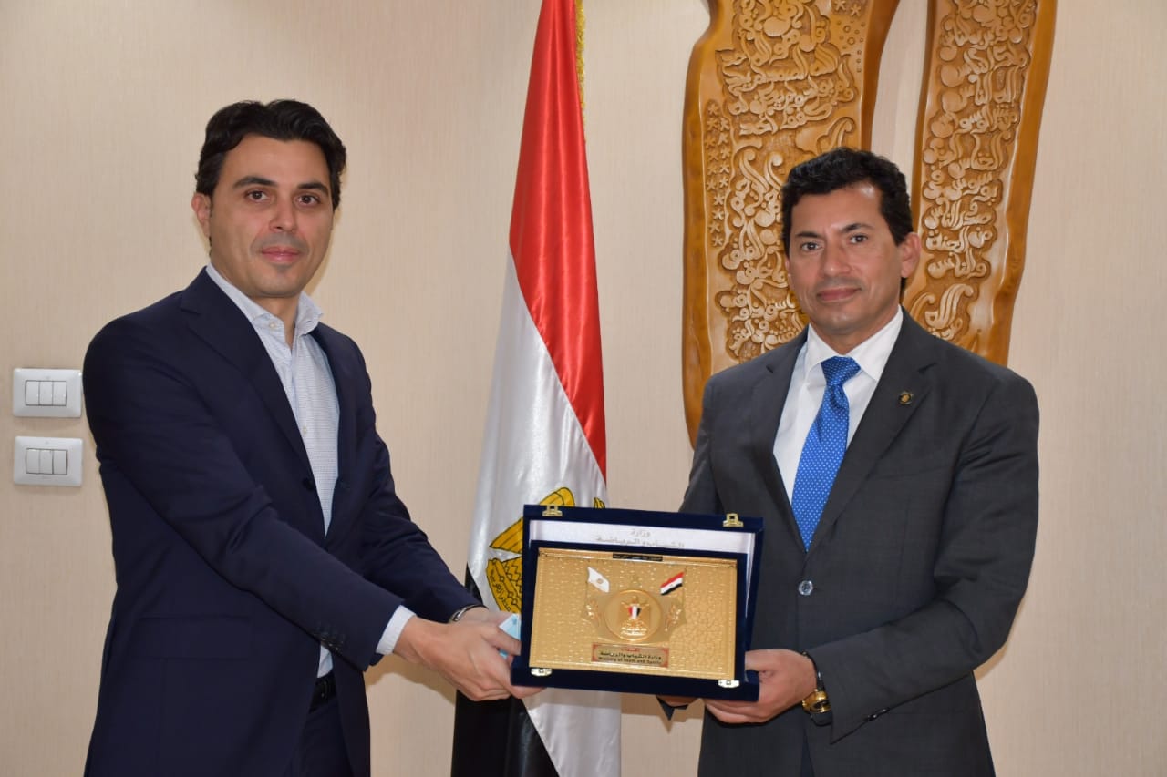 بالصور..وزير الشباب والرياضة يلتقي مدير التنمية المستدامة بشركة إيني الإيطالية