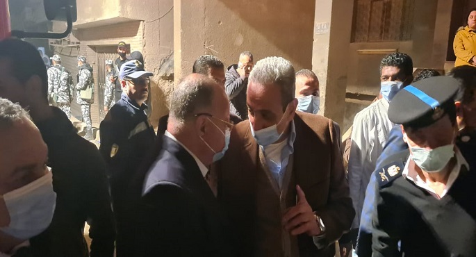 بالصور.. محافظ القاهرة يشرف على عمليات إنقاذ القاطنين بالعقار المنهار بالسلام