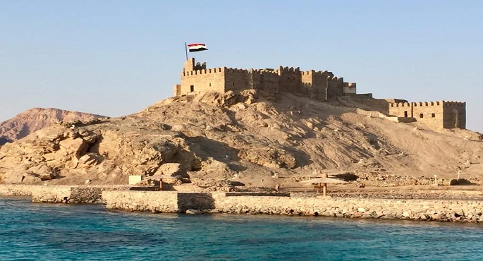إضاءة قلعة صلاح الدين بجزيرة فرعون احتفالا بالذكرى الـ32 لاسترداد طابا